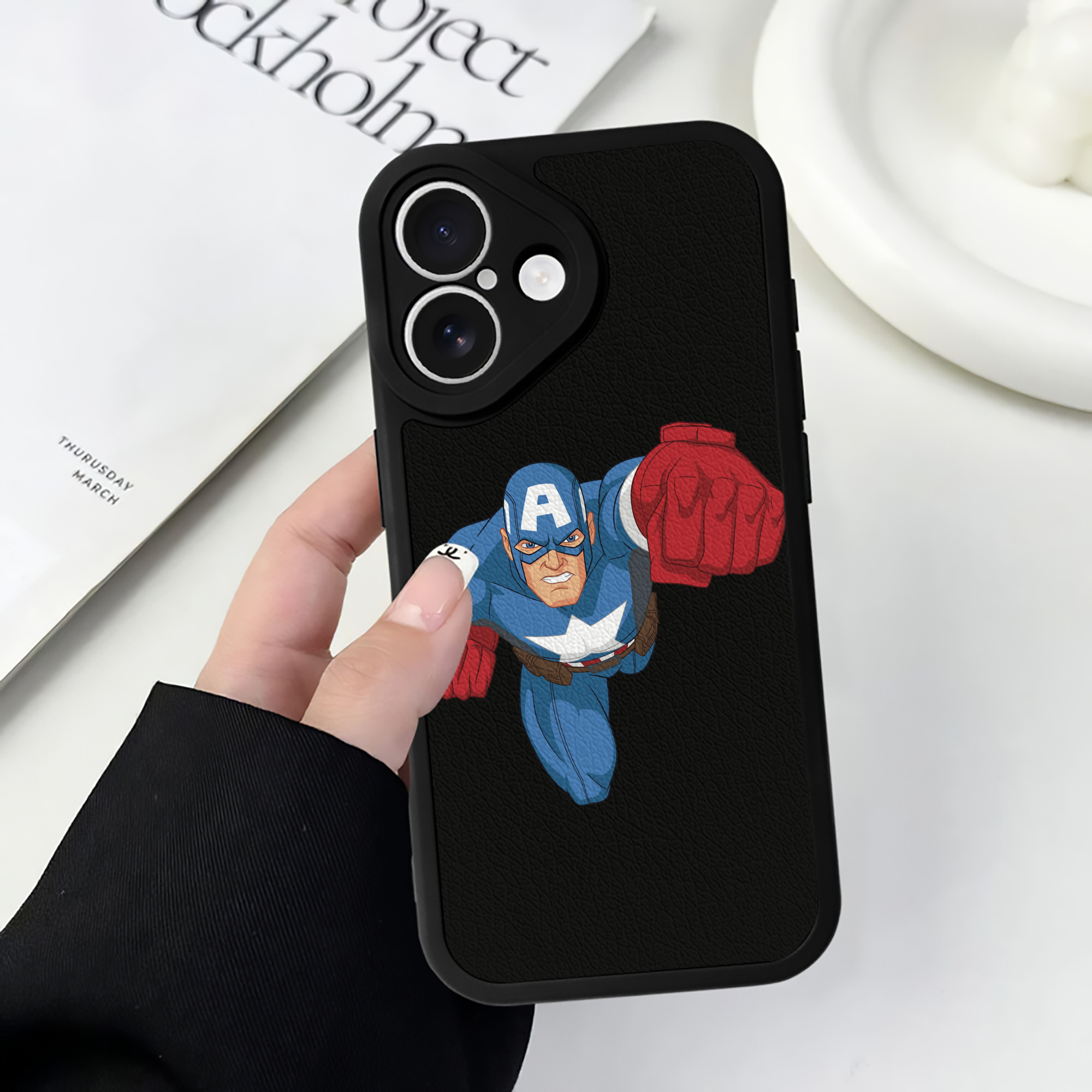 （画像用） アベンジャーズ The Avengers 【iPhone 16シリーズ対応】シリコンスマホケース（レザー調） 材質：シリコン